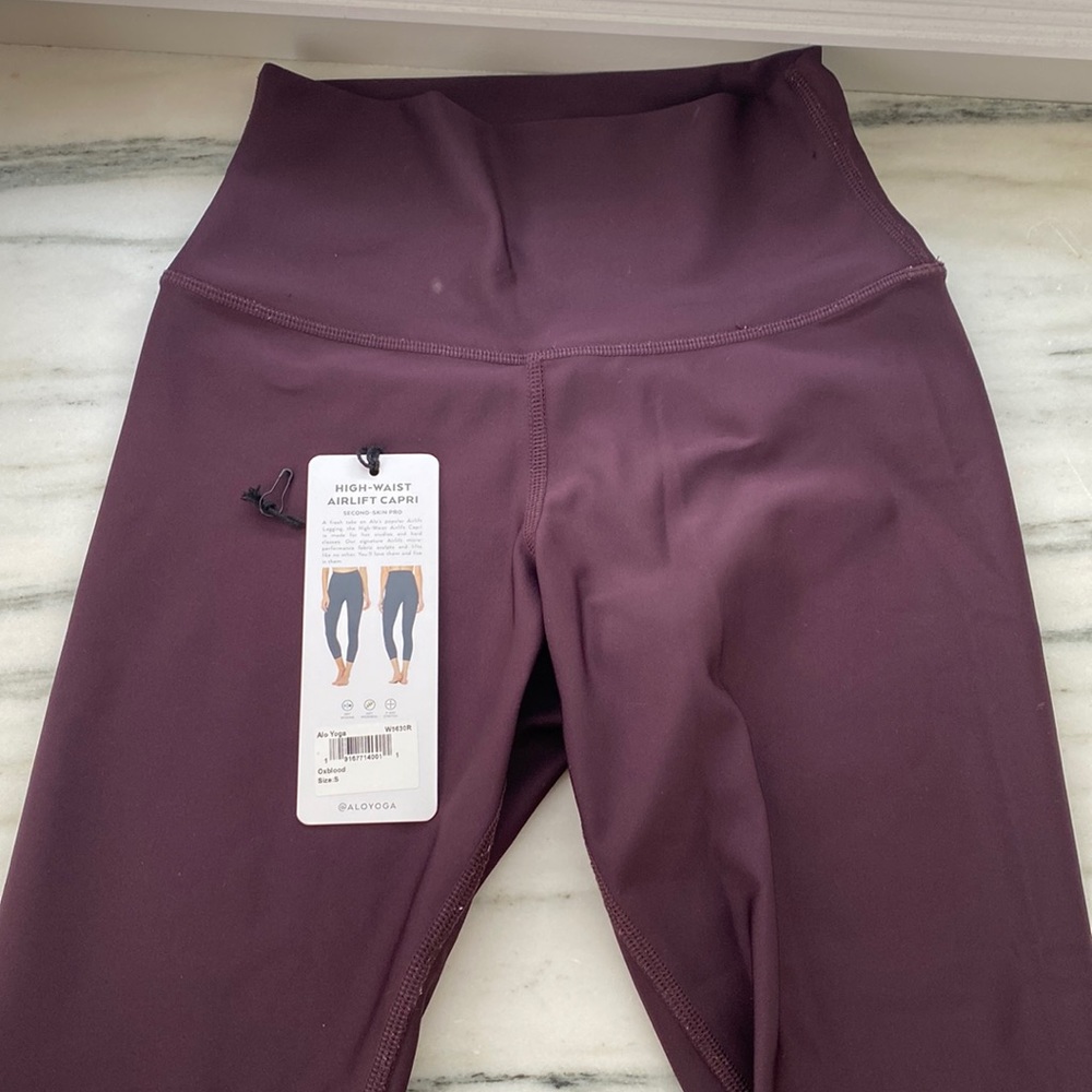 Great condition Alo capri, high waist yoga pants. Size small